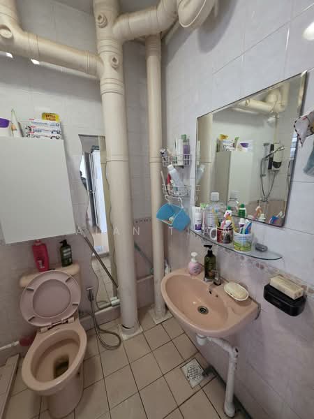657B Jurong West Street 65 HDB Flat For Sale at S$ 600,000 | PropertyGuru Singapore - Bathroom