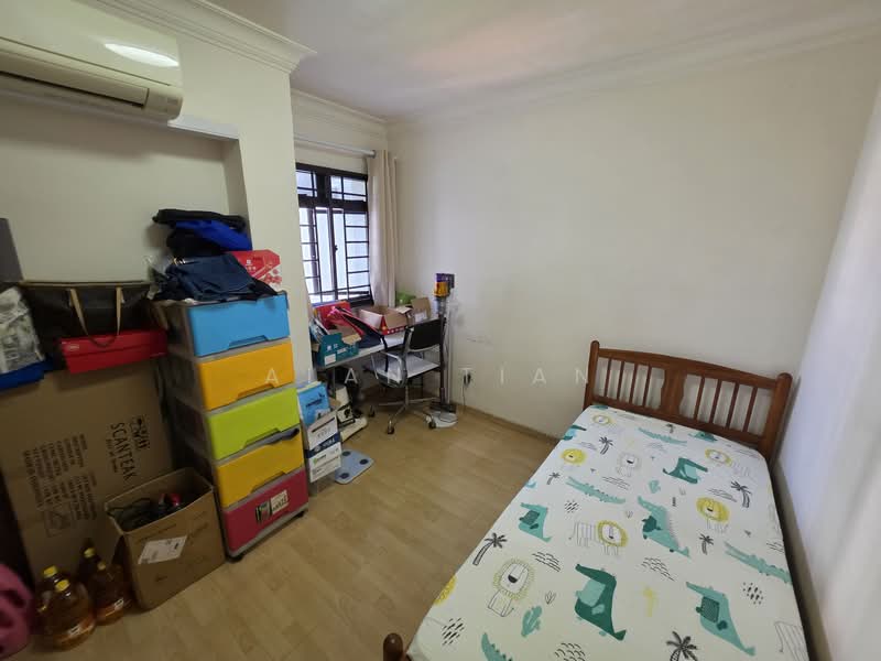 657B Jurong West Street 65 HDB Flat For Sale at S$ 600,000 | PropertyGuru Singapore - Bedroom