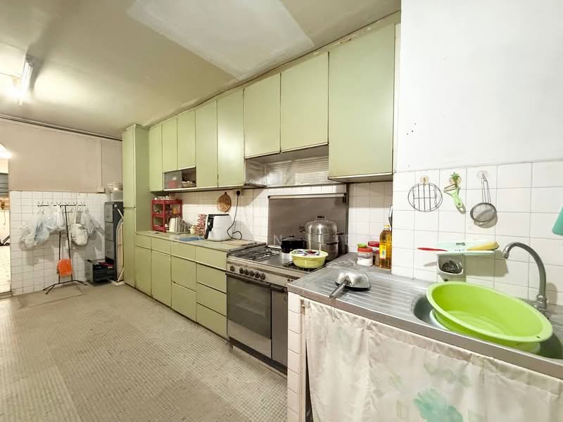 121 Ang Mo Kio Avenue 3 HDB Flat For Sale at S$ 380,000 | PropertyGuru Singapore - Kitchen