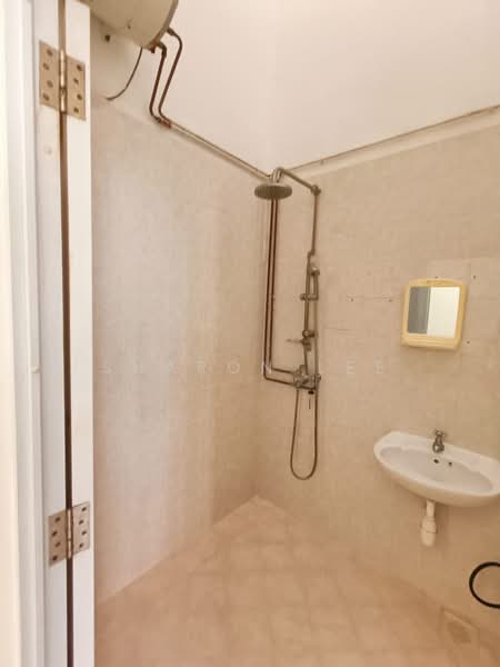 Lucky Hill, 20 Bedok Terrace, 4 Bedrooms, 2,500 sqft, Terraced House For Rent, by Sharon Lee, 500087158 - Bathroom - PropertyGuru.com.sg