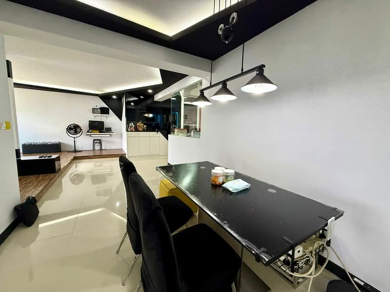 511A Yishun Street 51 HDB Flat For Sale at S$ 780,000 | PropertyGuru Singapore - Living Room