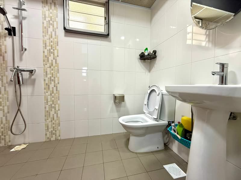 511A Yishun Street 51 HDB Flat For Sale at S$ 780,000 | PropertyGuru Singapore - Bathroom