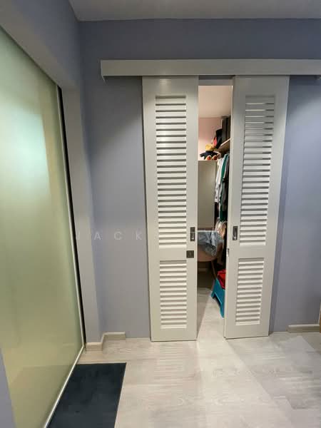 422A Northshore Drive HDB Flat For Sale at S$ 1,250,000 | PropertyGuru Singapore - Walk-in Wardrobe