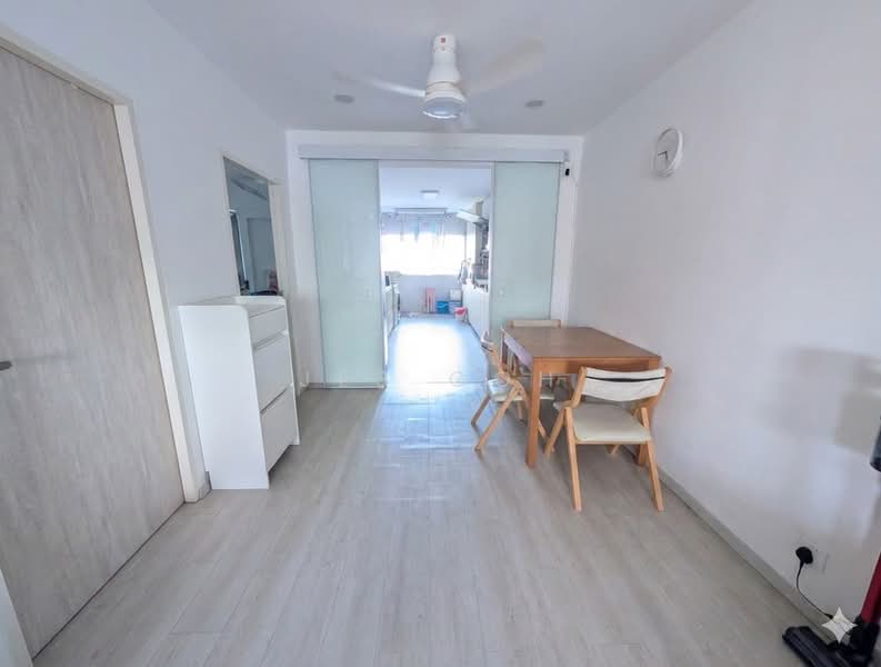 215 Serangoon Avenue 4 HDB Flat For Sale at S$ 490,000 | PropertyGuru Singapore - Dining Room