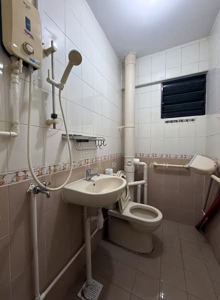 681 Hougang Avenue 8 HDB Flat For Sale at S$ 440,000 | PropertyGuru Singapore - Bathroom