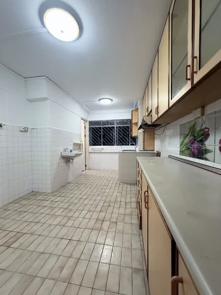 681 Hougang Avenue 8 HDB Flat For Sale at S$ 440,000 | PropertyGuru Singapore - Kitchen