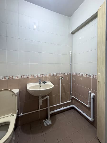 681 Hougang Avenue 8 HDB Flat For Sale at S$ 440,000 | PropertyGuru Singapore - Bathroom