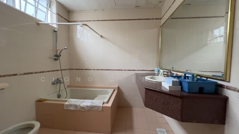 SIGLAP CORNER TERRACE, SUITS REBUILD OR A & A. NEAR SIGLAP CENTRE Corner Terrace For Sale at S$ 5,500,000 | PropertyGuru Singapore - Bathroom