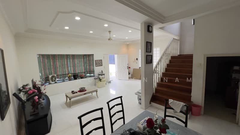SIGLAP CORNER TERRACE, SUITS REBUILD OR A & A. NEAR SIGLAP CENTRE Corner Terrace For Sale at S$ 5,500,000 | PropertyGuru Singapore - Living Room