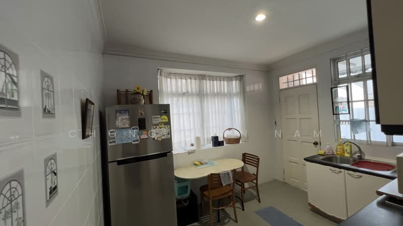 SIGLAP CORNER TERRACE, SUITS REBUILD OR A & A. NEAR SIGLAP CENTRE Corner Terrace For Sale at S$ 5,500,000 | PropertyGuru Singapore - Kitchen