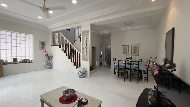 SIGLAP CORNER TERRACE, SUITS REBUILD OR A & A. NEAR SIGLAP CENTRE Corner Terrace For Sale at S$ 5,500,000 | PropertyGuru Singapore - Living Room