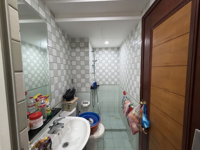 Yishun Emerald Condominium For Sale at S$ 1,680,000 | PropertyGuru Singapore - Bathroom