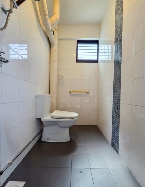 629 Hougang Avenue 8 HDB Flat For Sale at S$ 430,000 | PropertyGuru Singapore - Bathroom