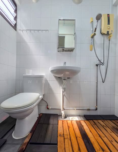 629 Hougang Avenue 8 HDB Flat For Sale at S$ 430,000 | PropertyGuru Singapore - Bathroom