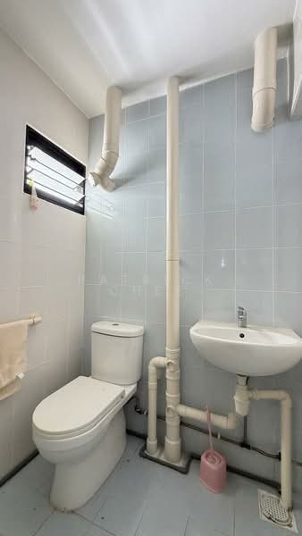 230 Ang Mo Kio Avenue 3 HDB Flat For Sale at S$ 490,000 | PropertyGuru Singapore - Bathroom
