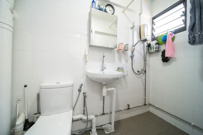 162 Tampines Street 12 HDB Flat For Sale at S$ 879,888 | PropertyGuru Singapore - common Bathroom
