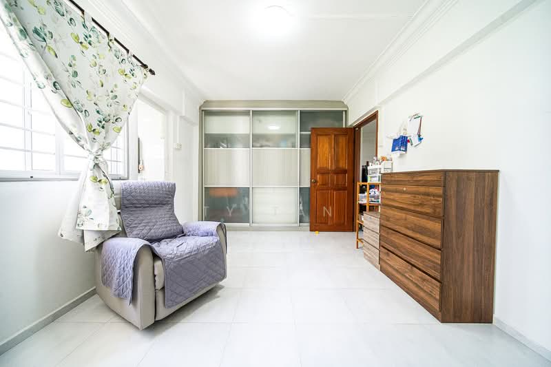 162 Tampines Street 12 HDB Flat For Sale at S$ 879,888 | PropertyGuru Singapore - master bedroom