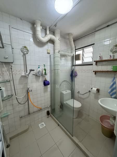 220 Jurong East Street 21 HDB Flat For Sale at S$ 688,888 | PropertyGuru Singapore - Bathroom