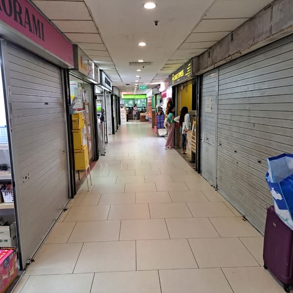 Lucky Plaza, 304 Orchard Road, 398 sqft, Mall Shop For Rent, by Mike ., 500087394 - Corridor - CommercialGuru.com.sg