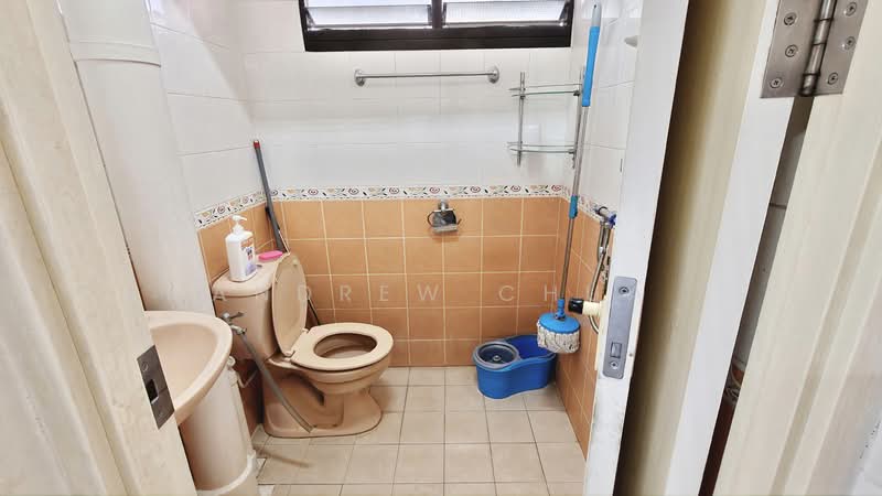 319 Ang Mo Kio Avenue 1 HDB Flat For Sale at S$ 530,000 | PropertyGuru Singapore - Bathroom