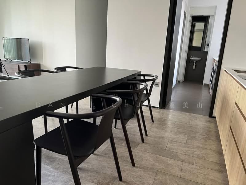 OUE Twin Peaks Condominium For Sale at S$ 4,000,000 | PropertyGuru Singapore - Living Room