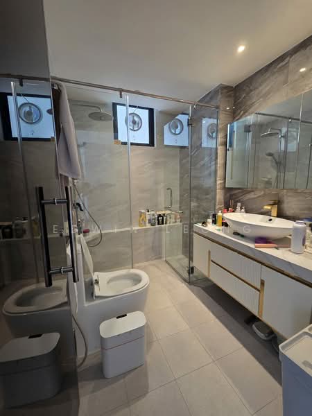 Regent Heights Condominium For Sale at S$ 1,188,888 | PropertyGuru Singapore - Master Bathroom