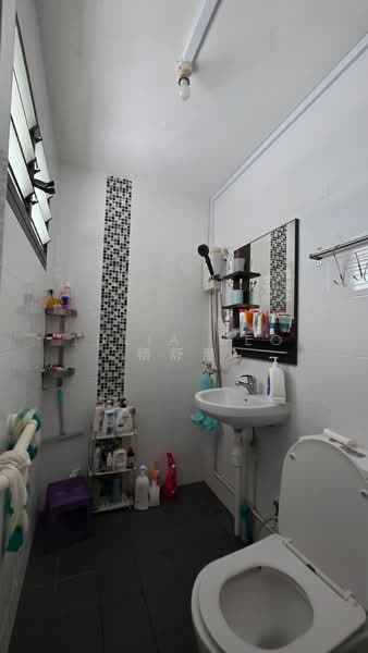 235 Serangoon Avenue 3 HDB Flat For Sale at S$ 780,000 | PropertyGuru Singapore - Bathroom