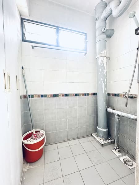 208 Boon Lay Place HDB Flat For Sale at S$ 358,000 | PropertyGuru Singapore - Bathroom