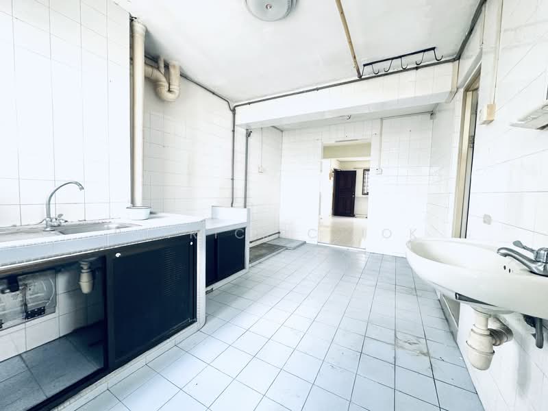 208 Boon Lay Place HDB Flat For Sale at S$ 358,000 | PropertyGuru Singapore - Kitchen