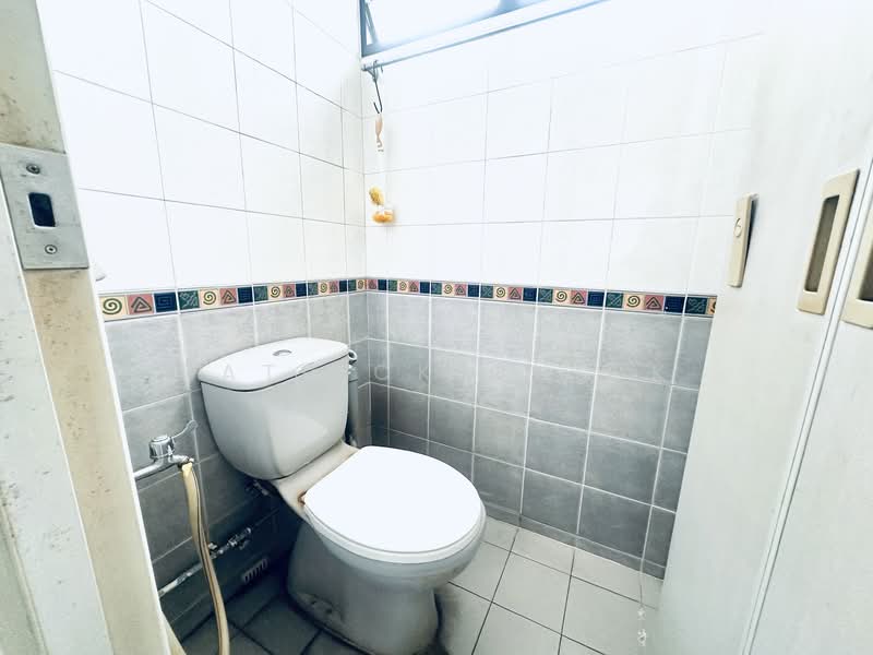 208 Boon Lay Place HDB Flat For Sale at S$ 358,000 | PropertyGuru Singapore - Bathroom