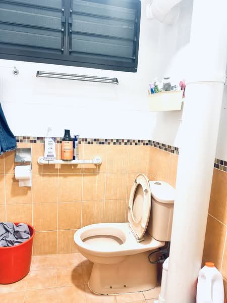 430 Clementi Avenue 3 HDB Flat For Sale at S$ 488,000 | PropertyGuru Singapore - Bathroom
