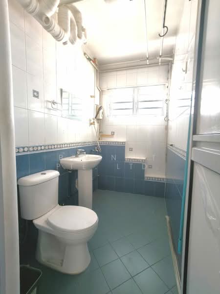 10E Bedok South Avenue 2, 10E Bedok South Avenue 2, 4 Bedrooms, 1,528 sqft, HDB Flat For Rent, by CLARENCE LIANG, 500087521 - Bathroom - PropertyGuru.com.sg