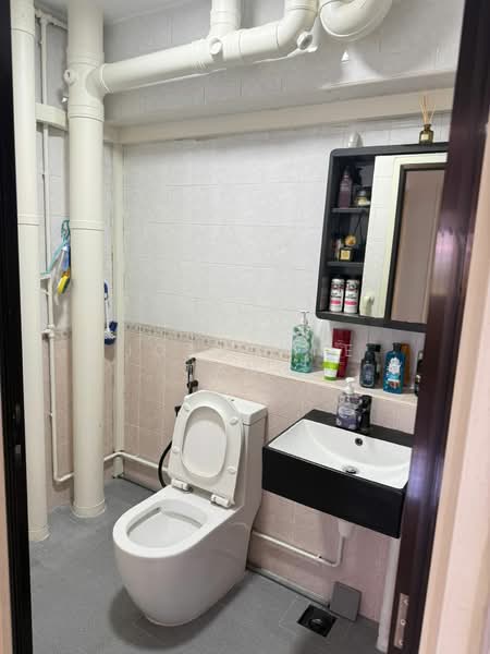 658B Jurong West Street 65 HDB Flat For Sale at S$ 668,000 | PropertyGuru Singapore - Bathroom