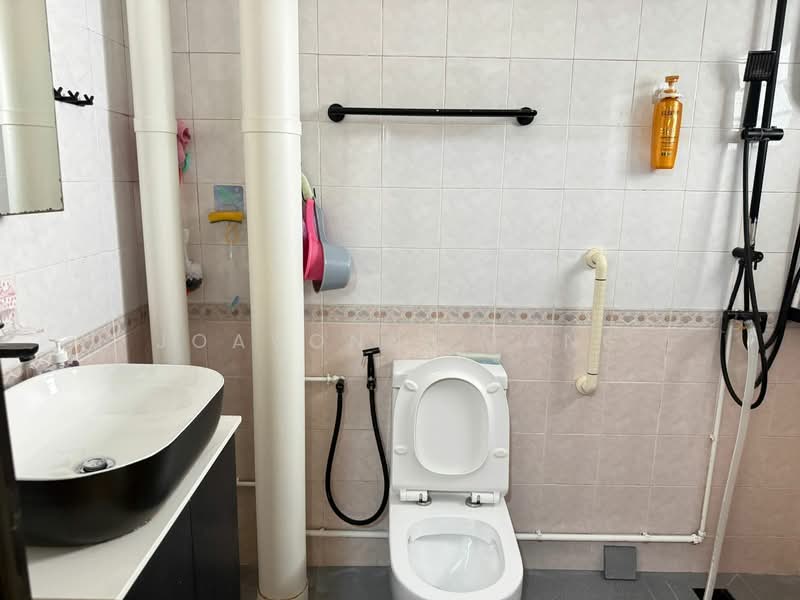 658B Jurong West Street 65 HDB Flat For Sale at S$ 668,000 | PropertyGuru Singapore - Bathroom