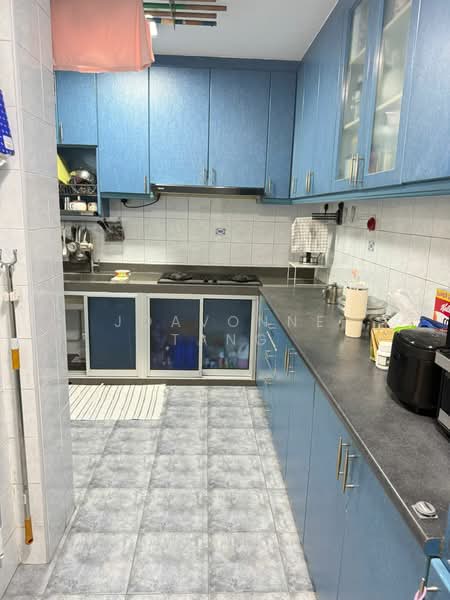 658B Jurong West Street 65 HDB Flat For Sale at S$ 668,000 | PropertyGuru Singapore - Kitchen