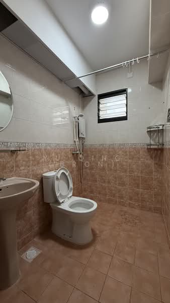 47 Jalan Tiga, 47 Jalan Tiga, 3 Bedrooms, 915 sqft, HDB Flat For Rent, by Yu Qing (Bron), 500087555 - Bathroom - PropertyGuru.com.sg