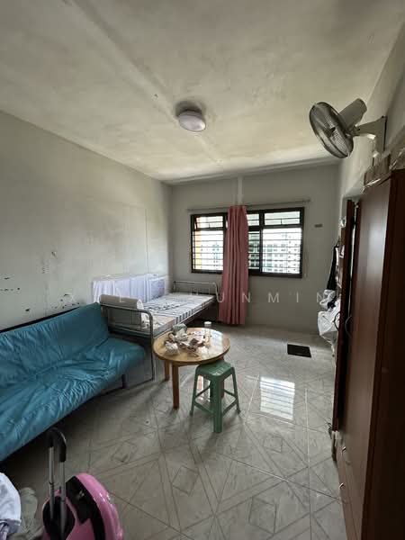 673C Jurong West Street 65 HDB Flat For Sale at S$ 650,000 | PropertyGuru Singapore - Bedroom