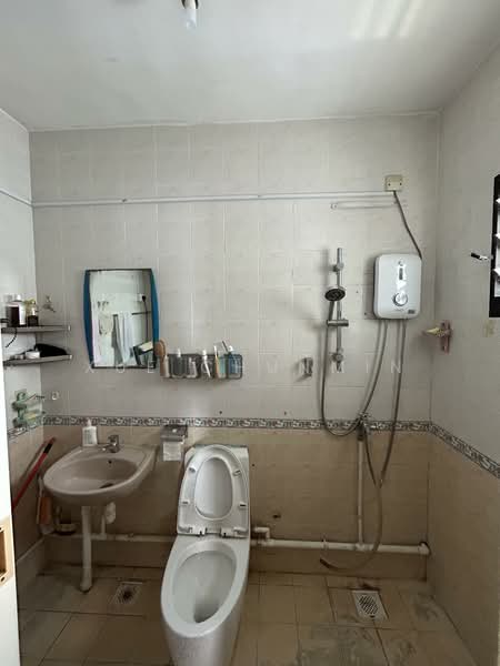 673C Jurong West Street 65 HDB Flat For Sale at S$ 650,000 | PropertyGuru Singapore - Bathroom