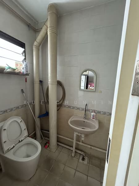 673C Jurong West Street 65 HDB Flat For Sale at S$ 650,000 | PropertyGuru Singapore - Bathroom