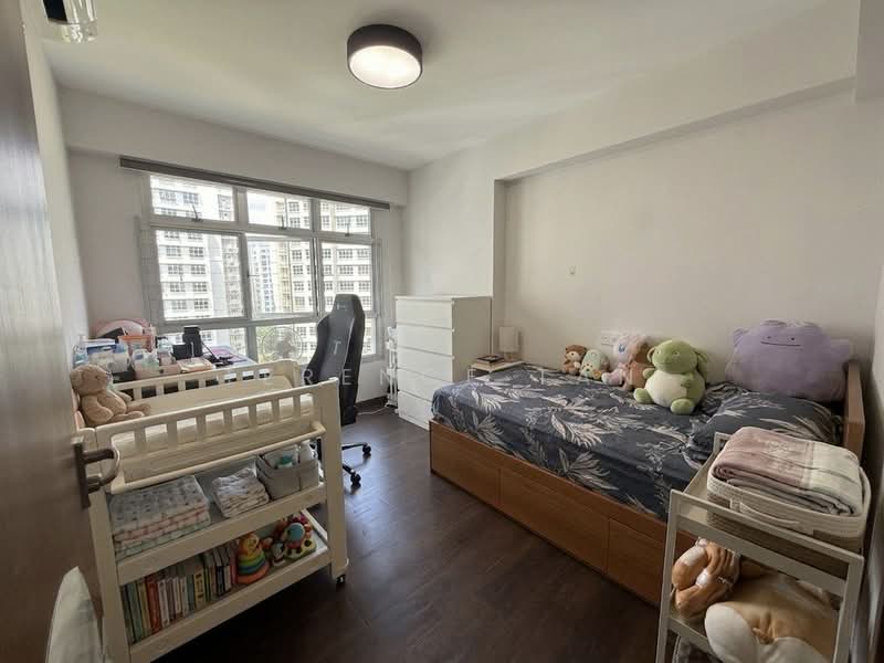 876C Tampines Avenue 8 HDB Flat For Sale at S$ 950,000 | PropertyGuru Singapore - Bedroom
