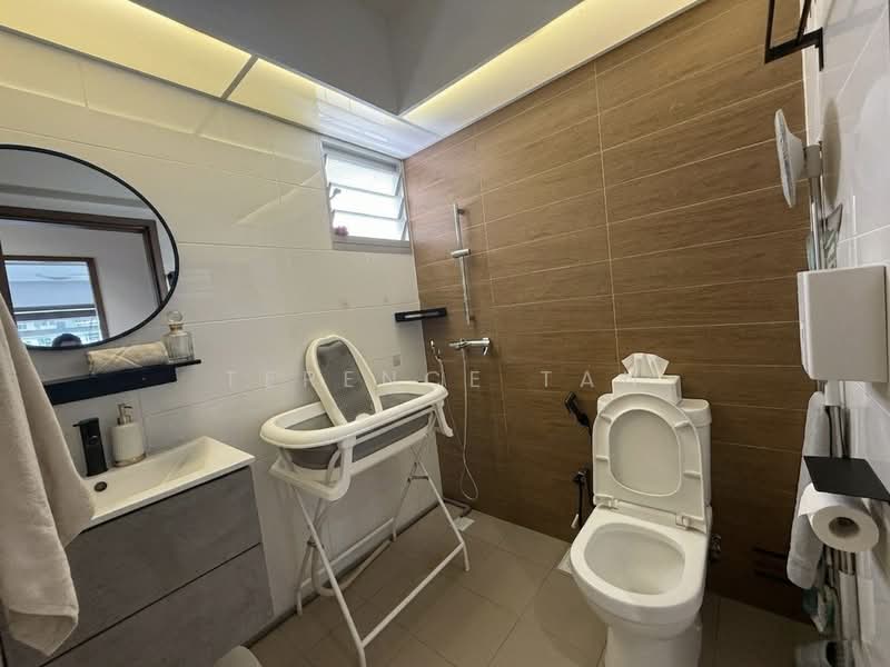 876C Tampines Avenue 8 HDB Flat For Sale at S$ 950,000 | PropertyGuru Singapore - Bathroom