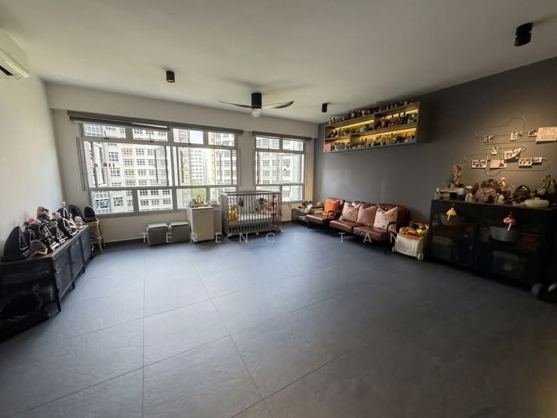 876C Tampines Avenue 8 HDB Flat For Sale at S$ 950,000 | PropertyGuru Singapore - Living Room