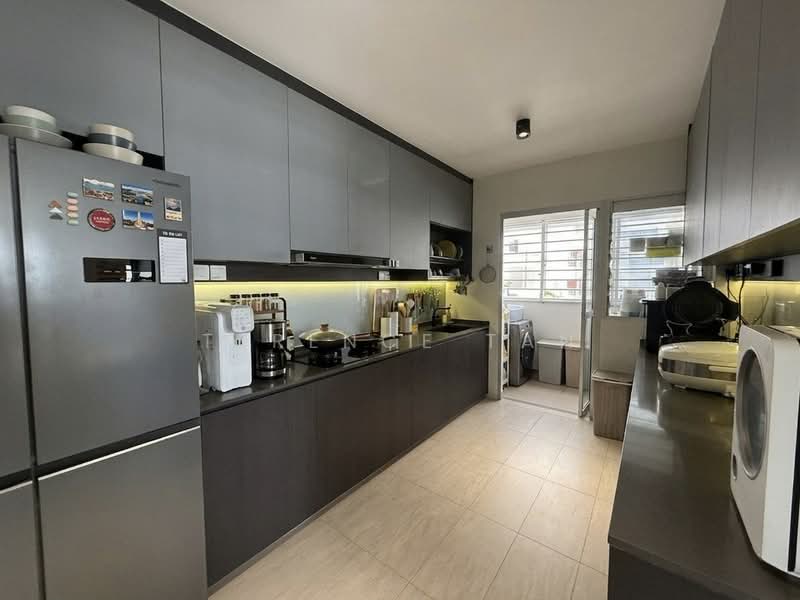 876C Tampines Avenue 8 HDB Flat For Sale at S$ 950,000 | PropertyGuru Singapore - Kitchen