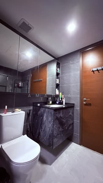 Vibes @ Upper Serangoon Apartment For Sale at S$ 780,000 | PropertyGuru Singapore - Bathroom