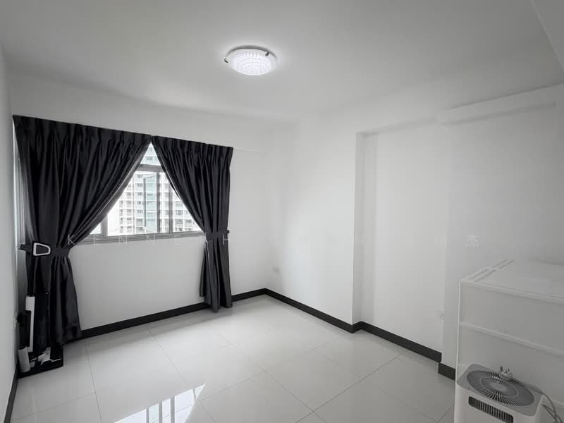 416B Fernvale Link HDB Flat For Sale at S$ 788,000 | PropertyGuru Singapore - Common Bedroom 1 (No Built Ins!)