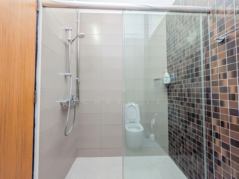 Lucky Heights, Lucky Heights, 5 Bedrooms, 4,500 sqft, Semi-Detached House For Rent, by Michael Lee, 500087635 - Bathroom - PropertyGuru.com.sg