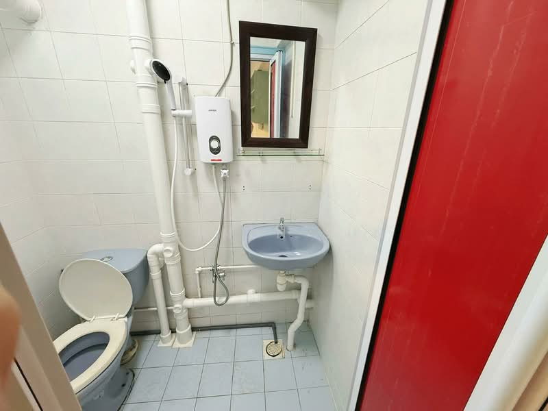 329 Ang Mo Kio Avenue 3, 329 Ang Mo Kio Avenue 3, 2 Bedrooms, 947 sqft, HDB Flat For Rent, by Vernon Sun, 500087658 - Master Bathroom - PropertyGuru.com.sg
