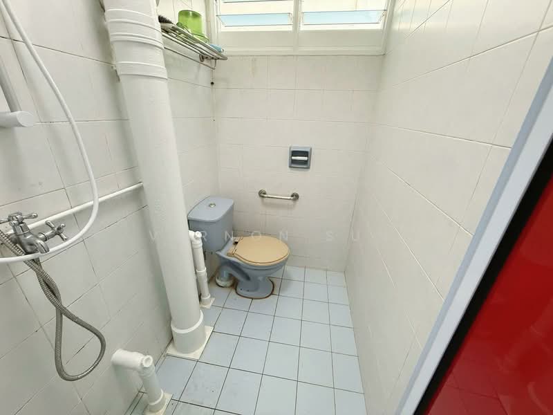 329 Ang Mo Kio Avenue 3, 329 Ang Mo Kio Avenue 3, 2 Bedrooms, 947 sqft, HDB Flat For Rent, by Vernon Sun, 500087658 - Common Bathroom - PropertyGuru.com.sg