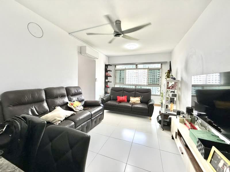 622C Punggol Central HDB Flat For Sale at S$ 550,000 | PropertyGuru Singapore - Living Room