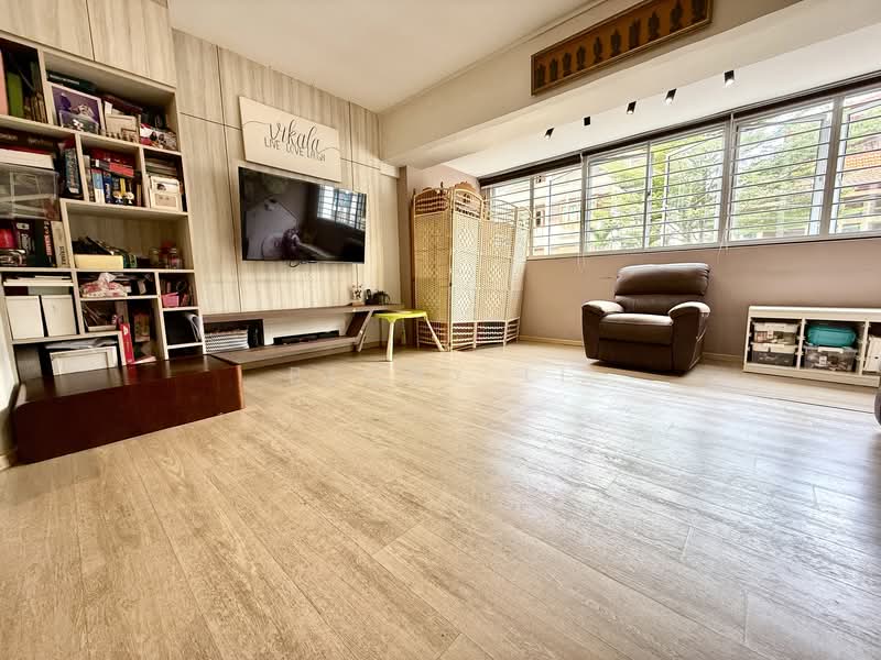 327 Jurong East Street 31 HDB Flat For Sale at S$ 840,000 | PropertyGuru Singapore - Living Room